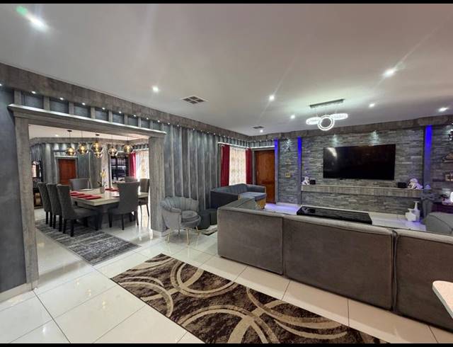 5 BEDROOM HOUSE FOR SALE IN LA LUCIA